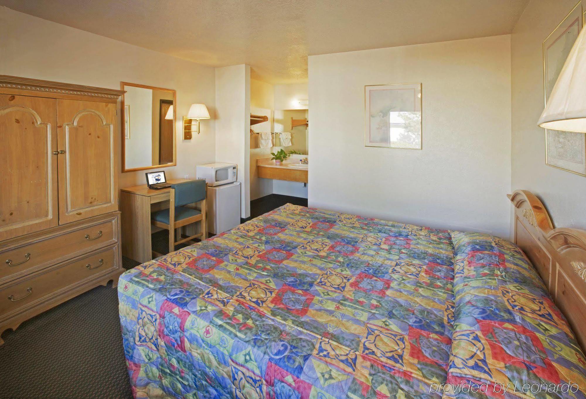 Travelodge By Wyndham Albuquerque East Exterior photo